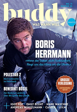 Mann in Outdoor-Kleidung vor wolkigem Himmel auf dem Cover des Magazins "buddy" mit dem Titel "BORIS HERRMANN" und weiteren Texten zu Themen wie Polestar 2, Benedikt Rösel und einer großen Verlosung.