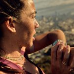 Frau beim Jogging mit Coros Pace 4 GPS-Uhr