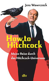 Ein Mann im Anzug hält eine Krähe auf seiner Hand vor einem roten Kreis im Hintergrund, darunter der Titel 'How to Hitchcock Meine Reise durch das Hitchcock-Universum'