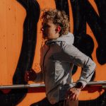 Joggende Frau mit Suntoo Kopfhörern