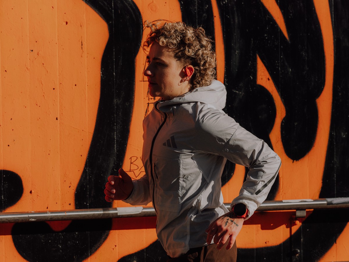 Joggende Frau mit Suntoo Kopfhörern