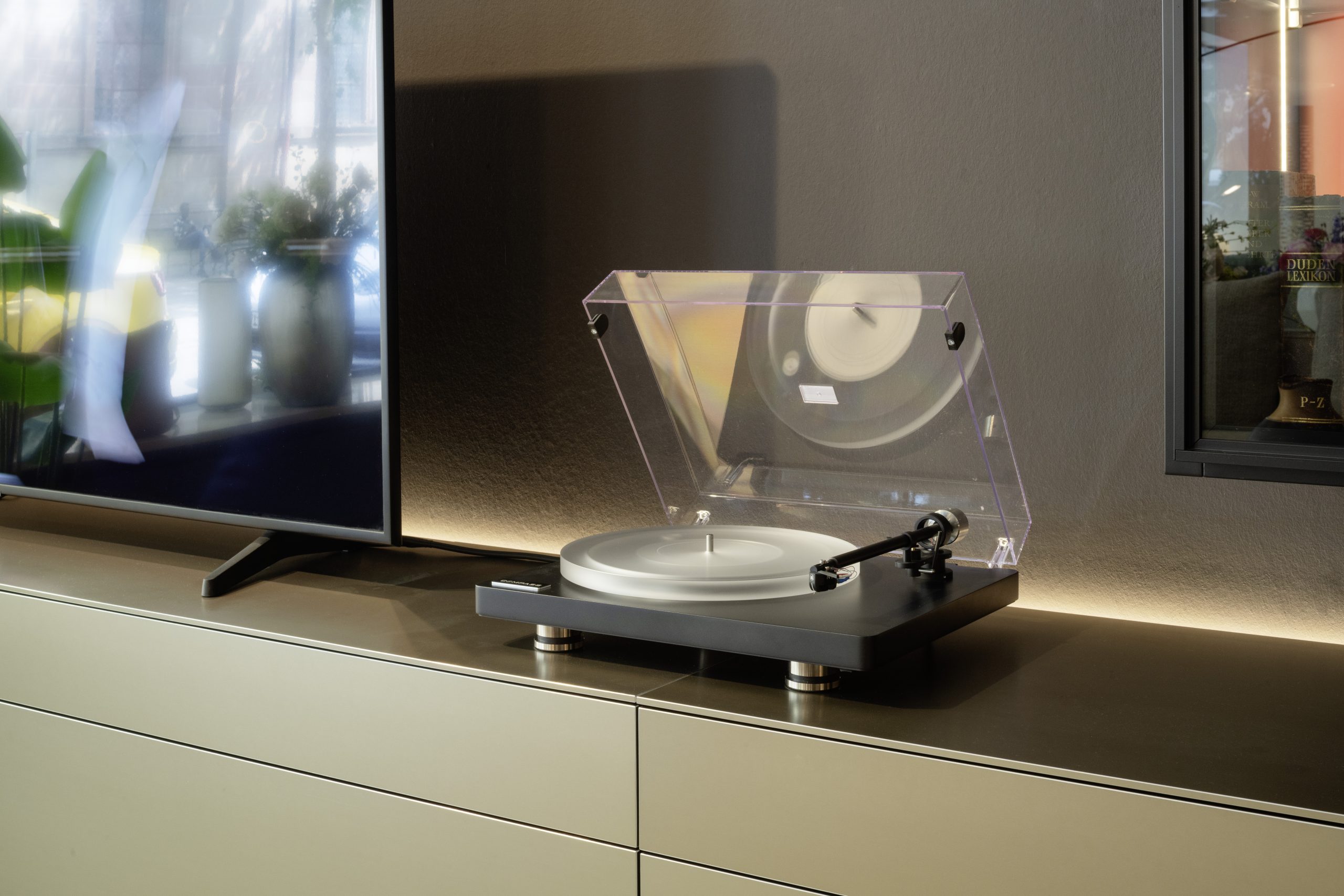 ca_compass_on_loc_6883 Clearaudio Compass auf einem Sideboard
