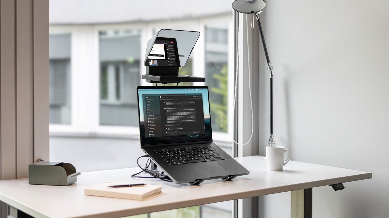 Elgato Conferencing Kit Plus mit Prompter und Laptop auf einem Schreibtisch