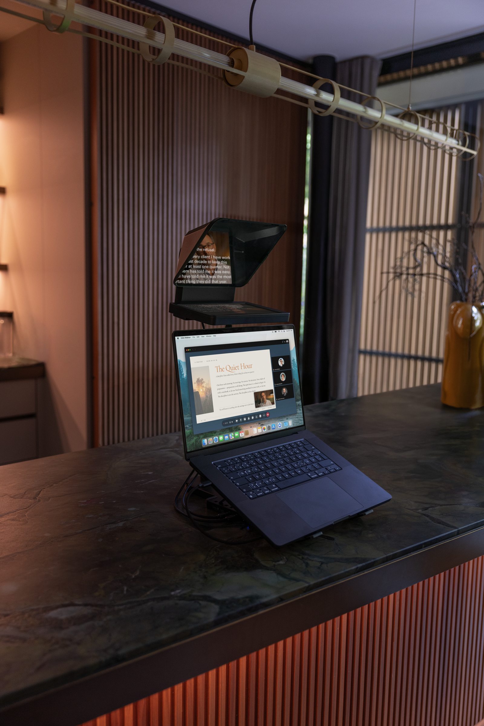 Laptop mit Elgato Prompter und Conferencing Kit Plus auf einem Tisch