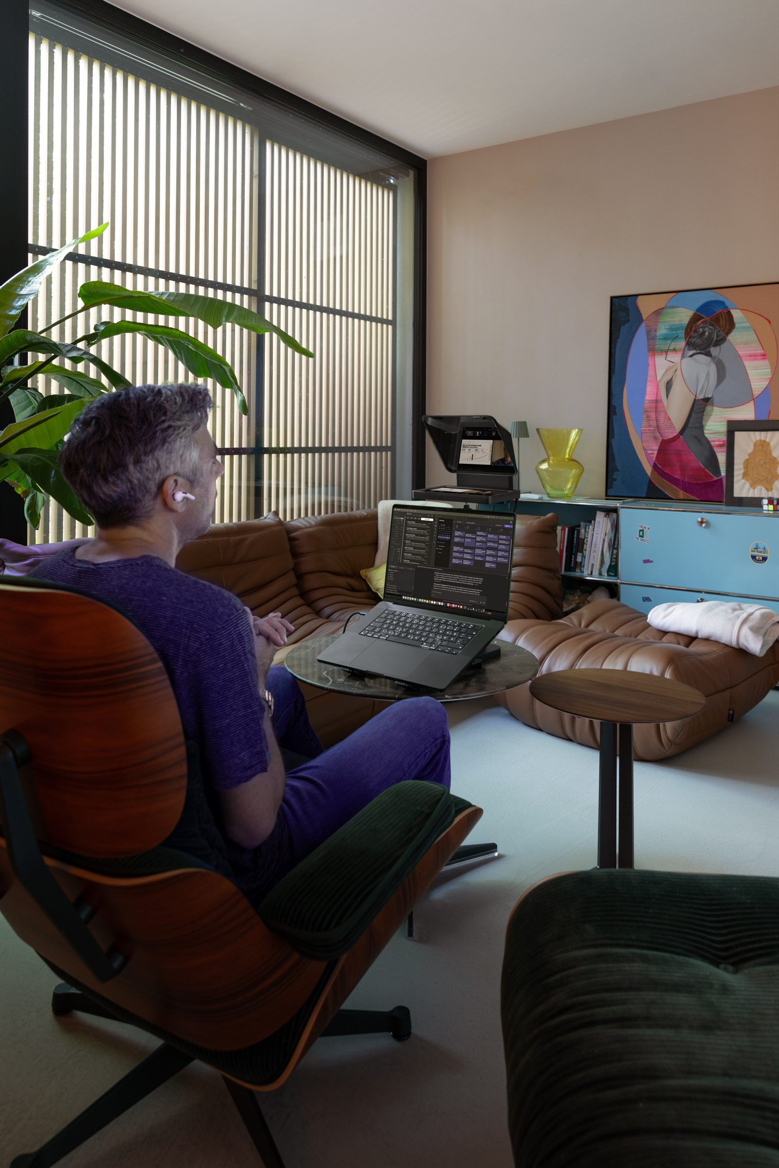 Elgato Conferencing Kit Plus im Videocall in einem Wohnzimmer
