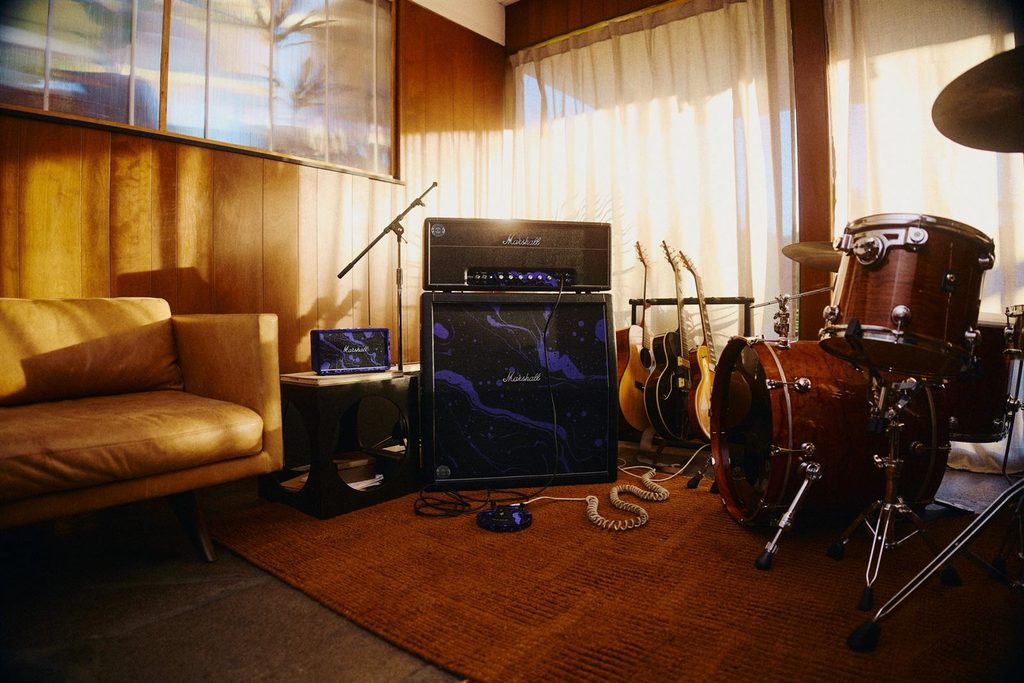 Die drei neuen Marshall x Hendrix Anniversary Produkte im gemeinsamen psychedelischen Design