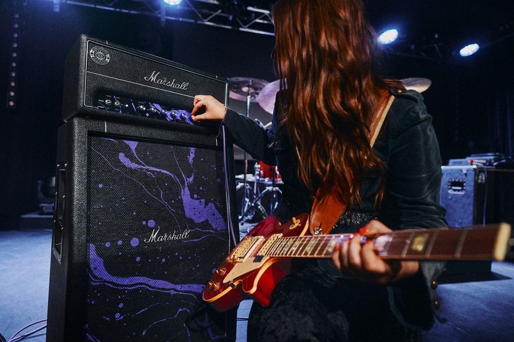 Musiker mit dem Marshall JMH Studio Röhrenverstärker im Hendrix-Design bei einer Session