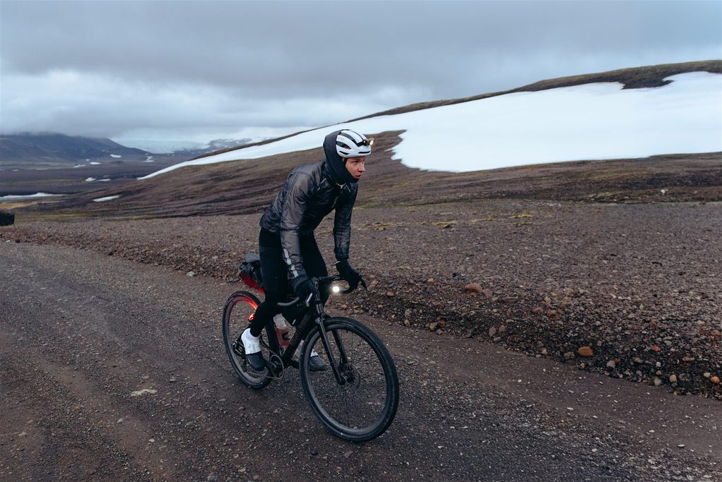 Radfahrerin auf einem Van Rysel EDR-G in winterlicher Vulkanlandschaft