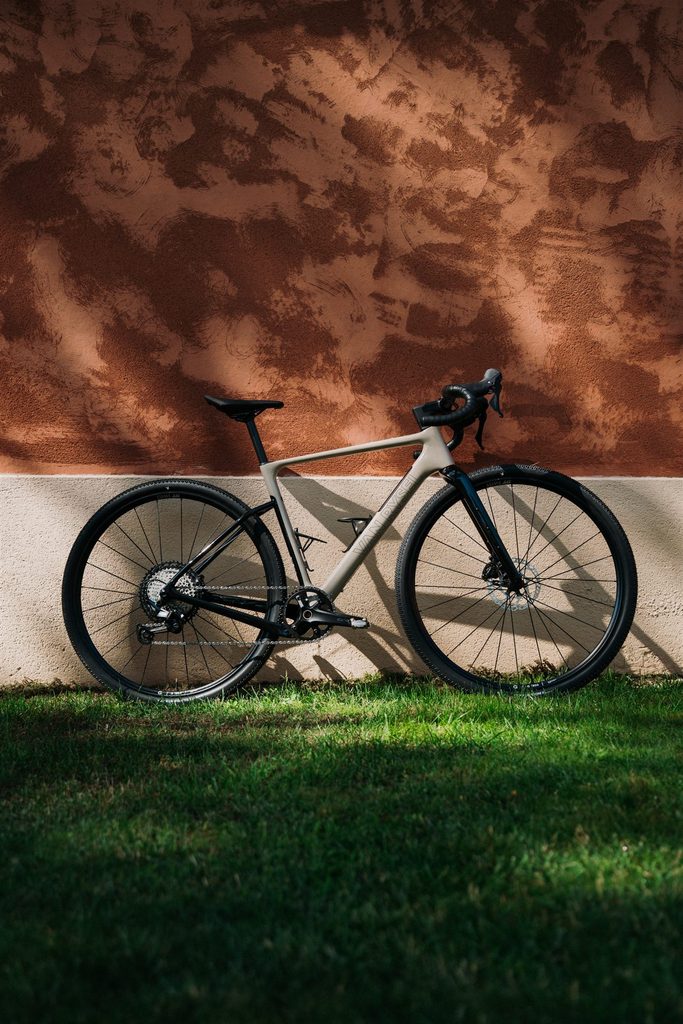Beiges Van Rysel EDR-G Gravelbike in Seitenansicht