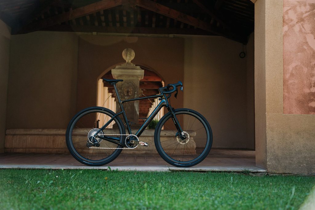 Schwarzes Van Rysel EDR-G Gravelbike vor einer überdachten Passage
