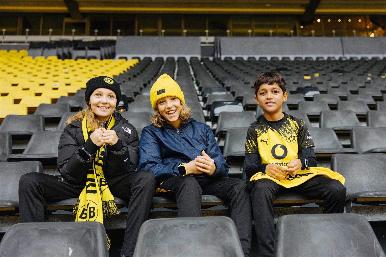 Xplora X6Play BVB-Edition im Stadion Drei Kinder mit Xplora X6Play BVB-Edition auf der Stadiontribüne