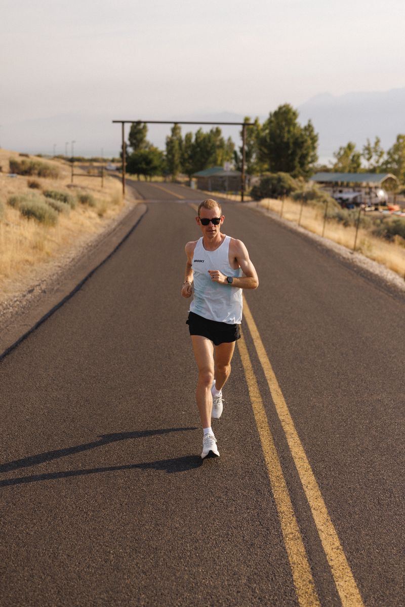 Läufer mit Suunto Run 2 auf einer Landstraße