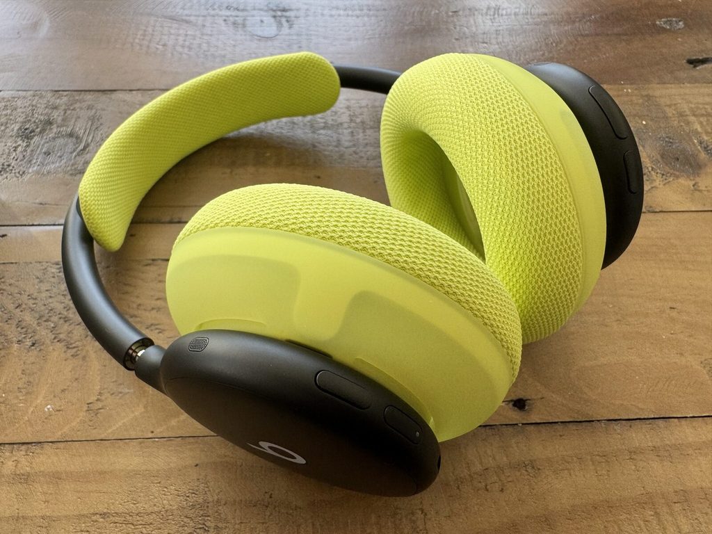 Schwarzer Beats 360 mit auffälligen Volt-Polstern und passender Kopfbügelauflage.