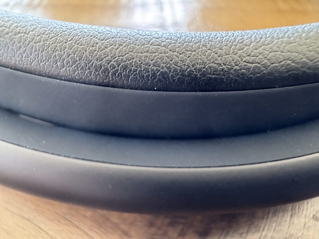 Im Detail: Material und Aufbau des schwarzen UltraPlush-Polsters.