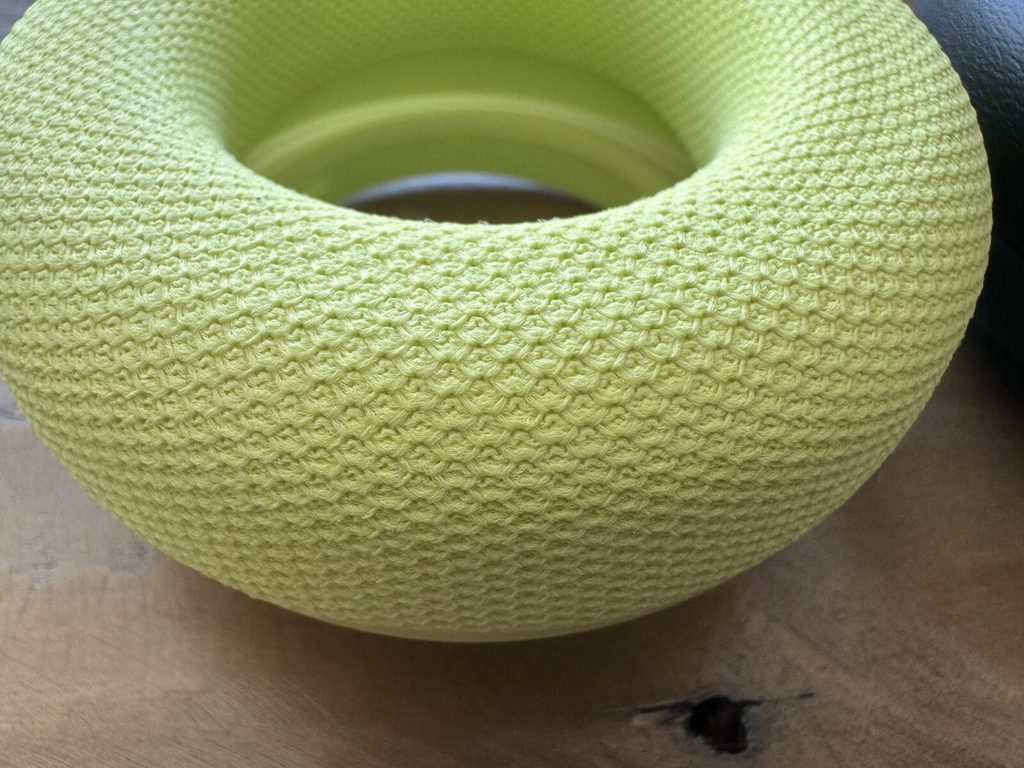 Nahaufnahme der gestrickten Performance-Knit-Polster in Volt.